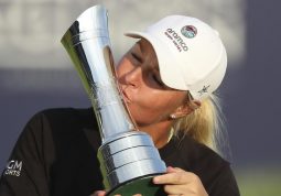 Nordqvist hôn cúp vô địch Women's Open trên sân Carnoustie hôm 22/8. Ảnh: AP