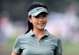 Là một người dùng mạng xã hội cuồng nhiệt, Lily Muni He đã thu hút được 393.000 người theo dõi trên Instagram nhờ gu thẩm mỹ sành điệu cũng như khả năng chơi golf tuyệt vời