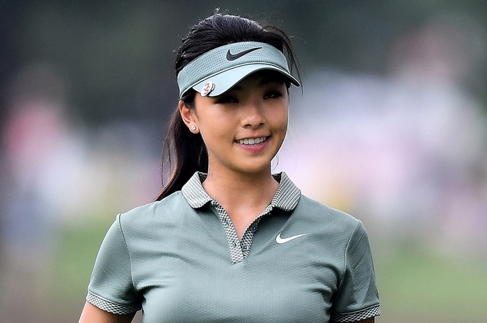 Là một người dùng mạng xã hội cuồng nhiệt, Lily Muni He đã thu hút được 393.000 người theo dõi trên Instagram nhờ gu thẩm mỹ sành điệu cũng như khả năng chơi golf tuyệt vời
