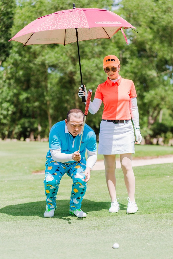 Hình ảnh Thúy Hằng và Minh Khang sánh bước trên sân golf cho thấy tình cảm khăng khít sau hơn chục năm kết hôn